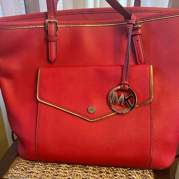 Michael Kors TOTE❤️❤️❤️❤️❤️❤️ RED! - Picture 2 of 5